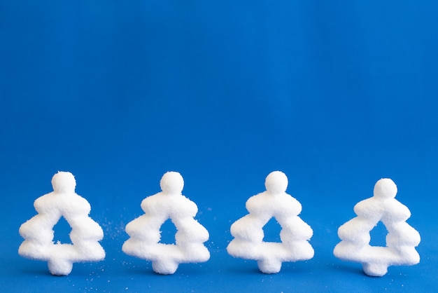 A graphic illustrating the debt snowball method. Visually represent a series of small debts being paid off quickly, followed by the extra payment 