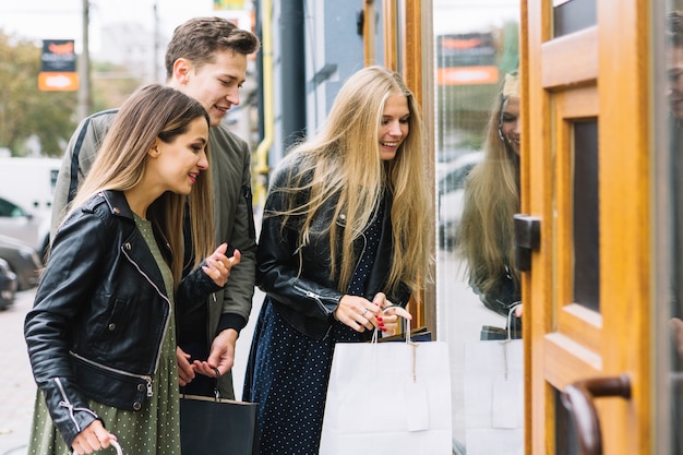 Score Big: Negotiating Discounts at US Outlet Malls Like a Pro