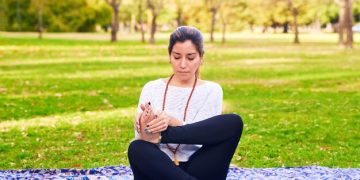 Digital Detox Boosts Mindfulness by 10%: Expert Insights - Cover Image